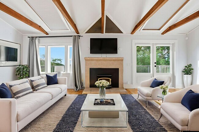 Building Photo - 3 Bed/2.5 Bath Multilevel Home with Amazin...