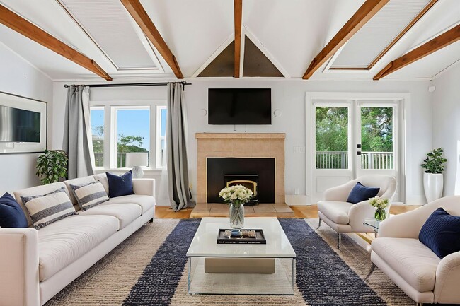 Building Photo - 4 Bed/2.5 Bath Multilevel Home with Amazing Views!