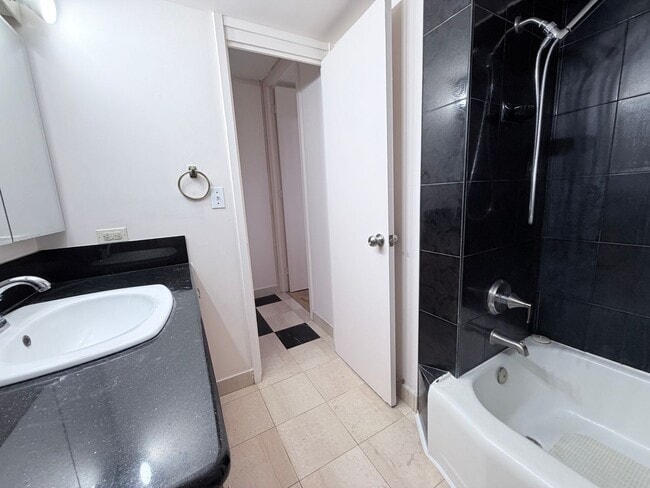 Building Photo - Kahala Towers 3BD/2BA Condo with 1 Parking – Available Now