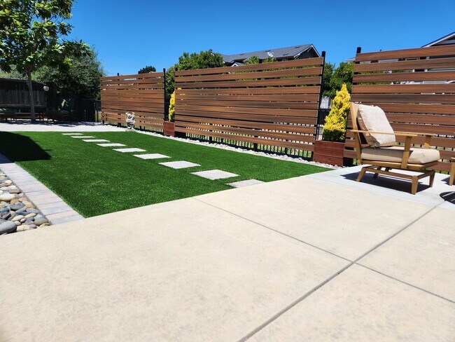 Building Photo - Available NOW-Sophisticated-modern AG HOME