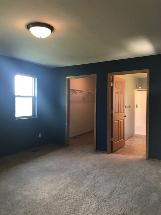 Building Photo - 3 Bedroom / 2 Bathroom Townhouse – Pet Fri...