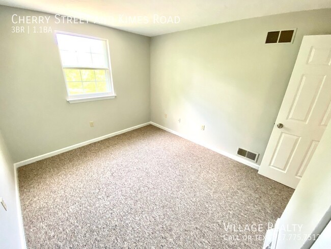 Building Photo - Available late-December! 3-bed Duplex in D...