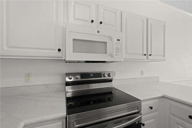 Building Photo - Spacious 3-Bedroom Townhouse in Prime Savannah Location, Move-in Special: FREE RENT for December!!