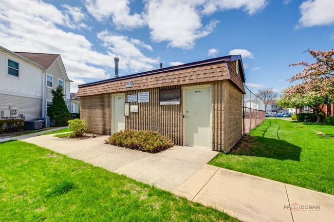 Building Photo - 808 Inverrary Ln