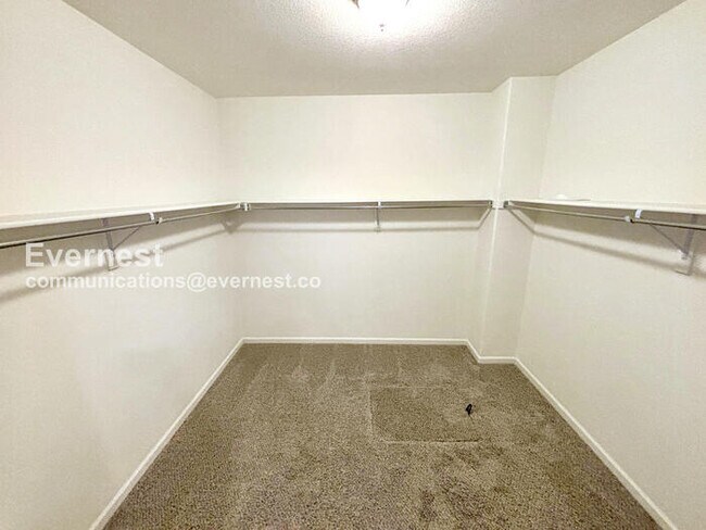 Building Photo - 10811 N Montane Dr