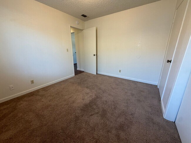 Building Photo - 2813 Pepper Oaks Dr