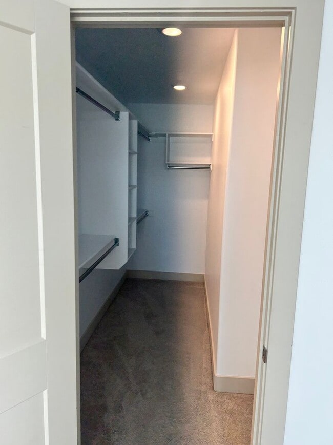 Building Photo - BEAUTIFUL TOWNHOME!