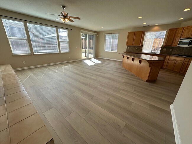 Building Photo - Gorgeous 6 Bedroom, 3 Bath Antioch Home