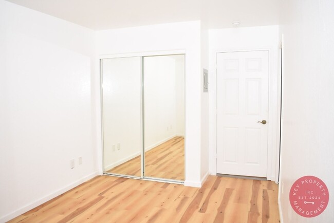Building Photo - Charming Two-Bedroom, One-Bath Unit – Avai...