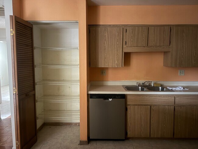 Building Photo - 323 Sherborne Ln
