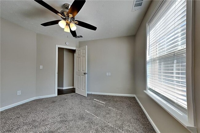 Building Photo - 405 Aristocrat Dr SW