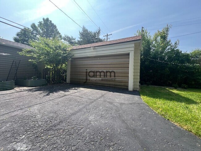 Building Photo - 2551 Charney Rd
