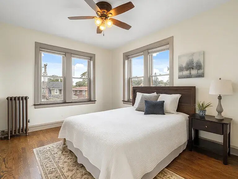 Building Photo - 5352 W Sunnyside Ave