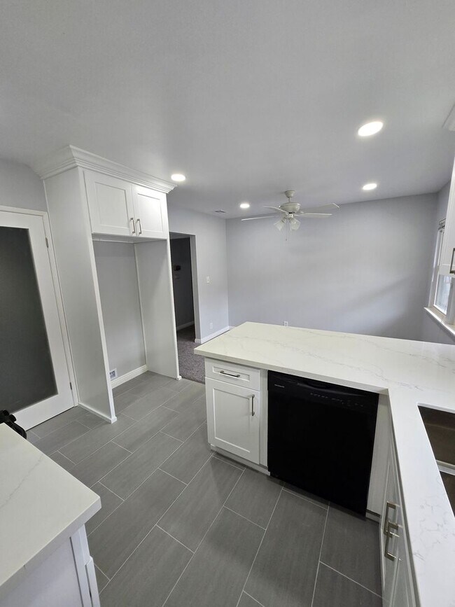 Building Photo - 3634 Kalsman Dr