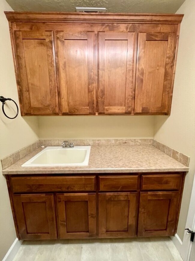 Building Photo - Gorgeous 3 bedroom spacious home in NE Ben...