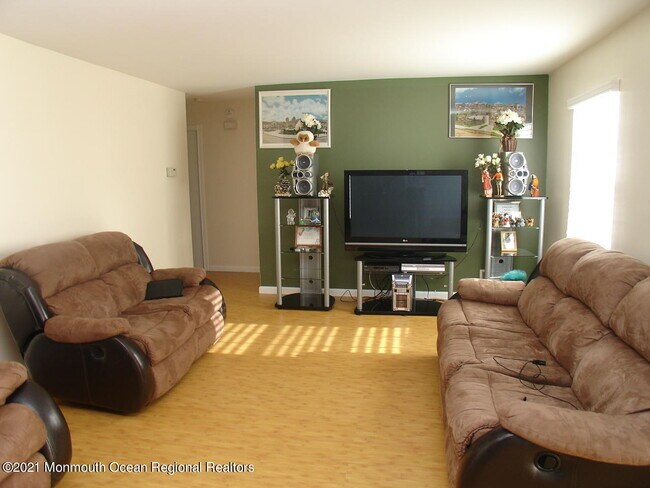 Building Photo - 720 Zlotkin Cir