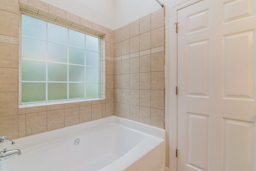 Building Photo - 1801 Devon Dr