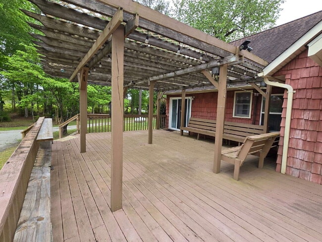 Building Photo - 844 Old Church Rd