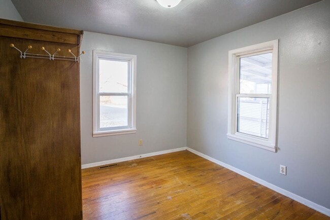 Building Photo - Centrally located single family home 2 bed...