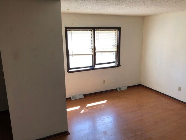 Building Photo - 3 Bedroom Townhome on Quite side of East C...
