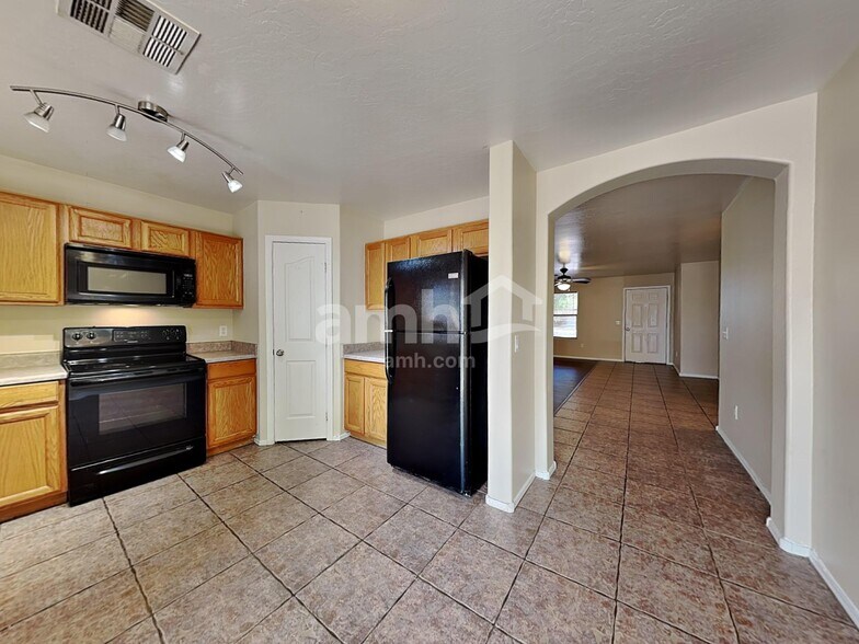 Building Photo - 10661 E Plata Ave