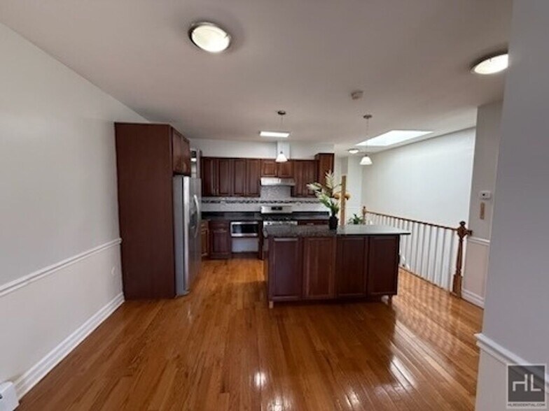 Building Photo - 102 STREET