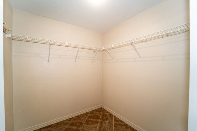 Building Photo - 2/2 1st Floor Apartment