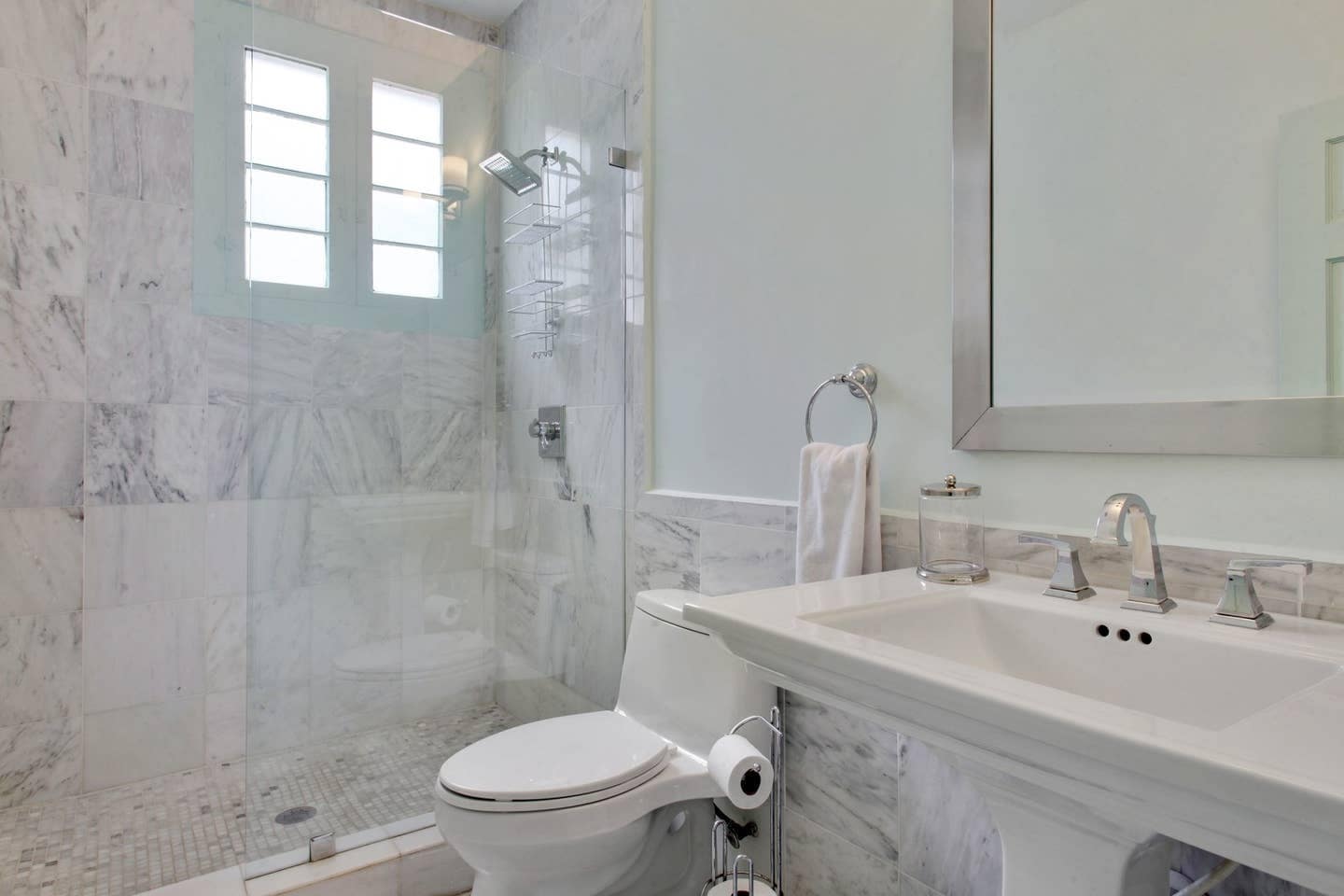 Full Bath - 5221 Magazine St