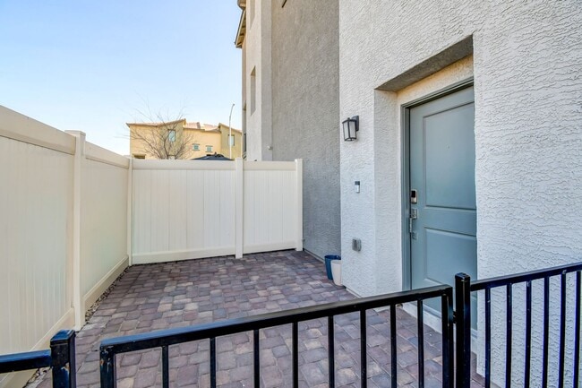 Building Photo - Great Townhouse in a gated community