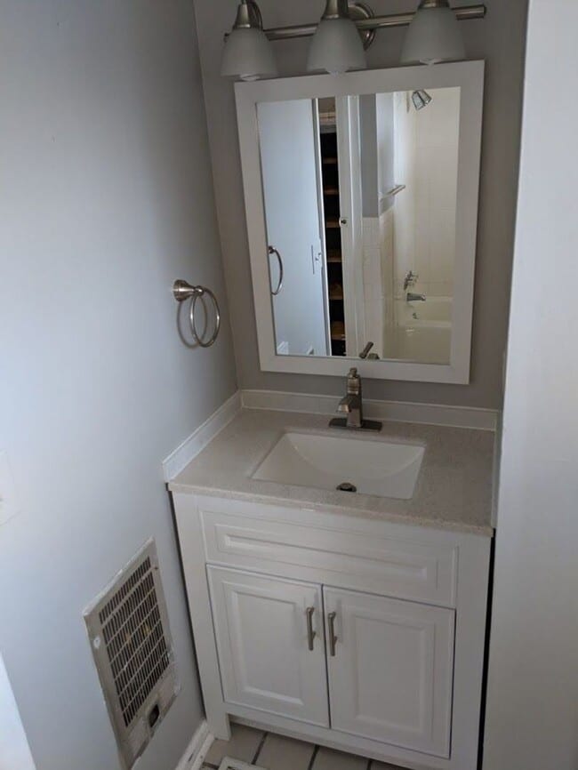 Building Photo - Spacious layout with loft style bedroom up...
