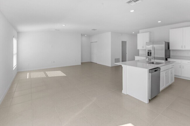 Building Photo - 4 Bedroom 2 Bath Home