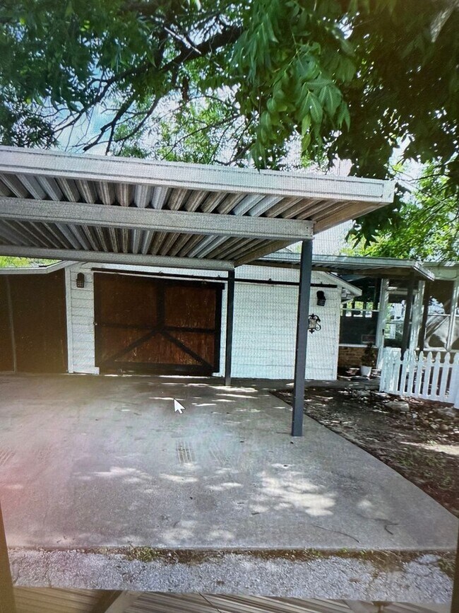 Building Photo - Charming 2 bed 2 bath 1 car garage AND 2 CAR CARPORT!!  Modern Farmhouse with Glassed in Sunroom!