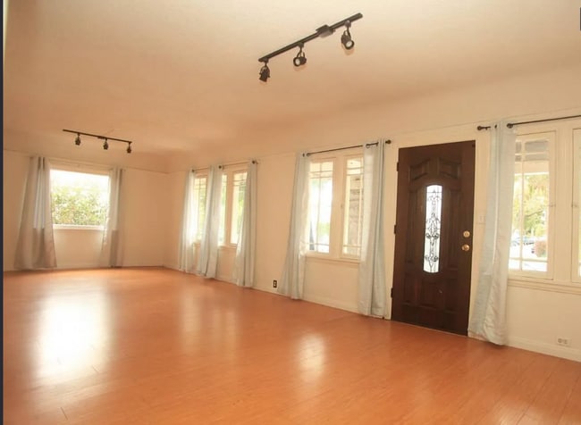 Primary Photo - 1238 N Gardner St