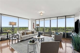 Building Photo - 700 Park Regency Pl NE