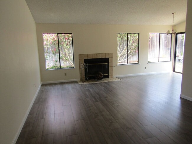 Building Photo - Single Level Home Located in The Pacific Estates