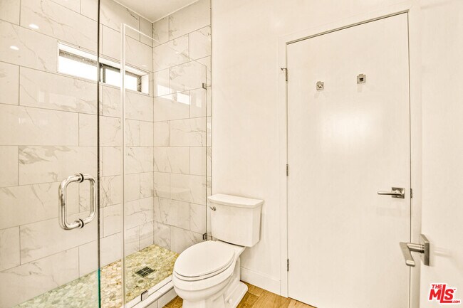 Building Photo - 535 N Formosa Ave