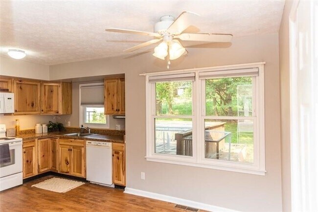 Building Photo - Rare Find... Detached Single Family Home in Purcell Park!