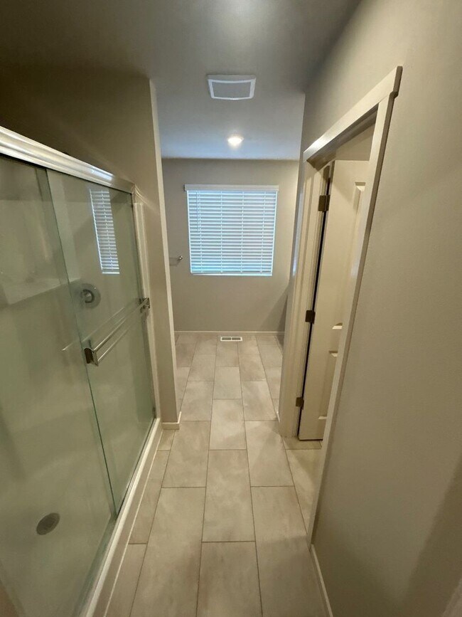 Building Photo - 610 Pickering Ln
