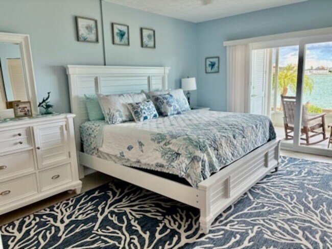 Building Photo - Marco Towers