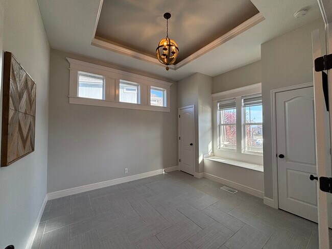 Building Photo - Modern 4BR 3.5 BA w/ Covered Lanai + Community Pool + Dedicated Office in Olathe