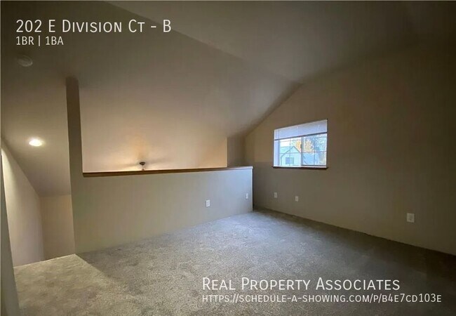 Building Photo - 202 E Division Ct