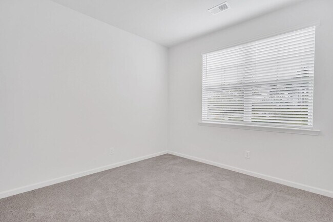 Building Photo - 4 BEDROOMS & FENCED YARD!