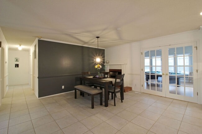 Building Photo - 303 Dobbs Dr SE
