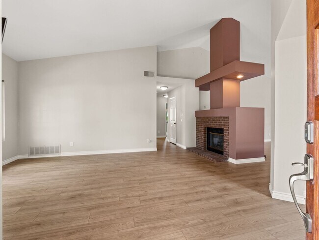 Building Photo - 5911 Rio Valle Dr