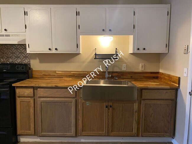 Building Photo - 7612 Bishop Dr