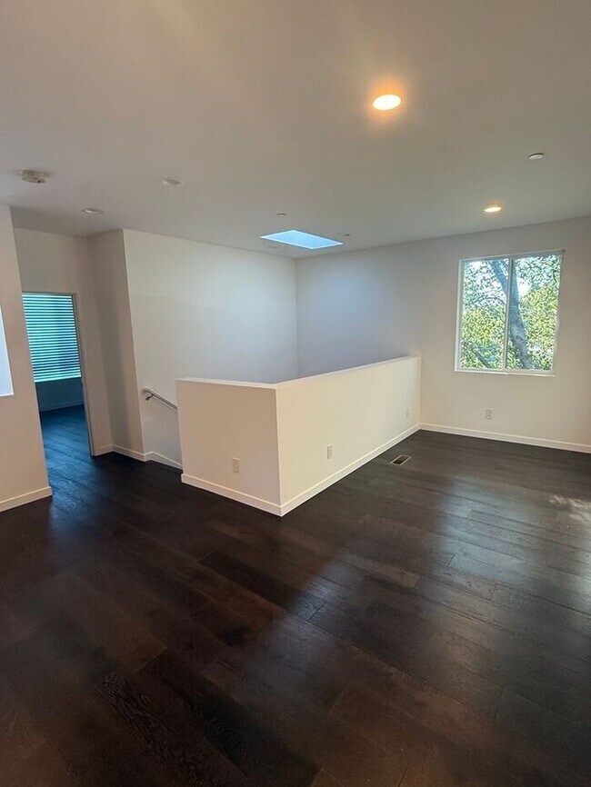 Building Photo - Stunning 4-bedroom, 3-bathroom home