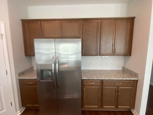 Building Photo - Spacious 4 Bedroom - great location