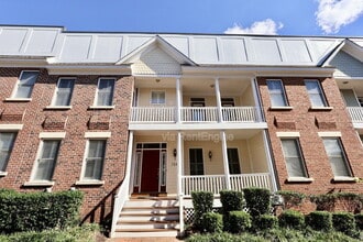 Building Photo - 728 S Pine St