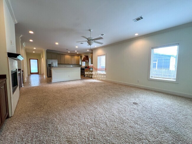 Building Photo - Beautiful 3-Bed Home with Outdoor Kitchen ...