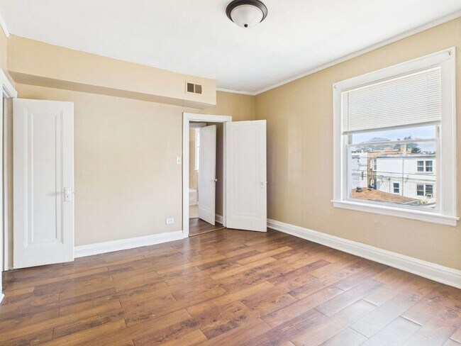 Building Photo - 4338 W Kamerling Ave